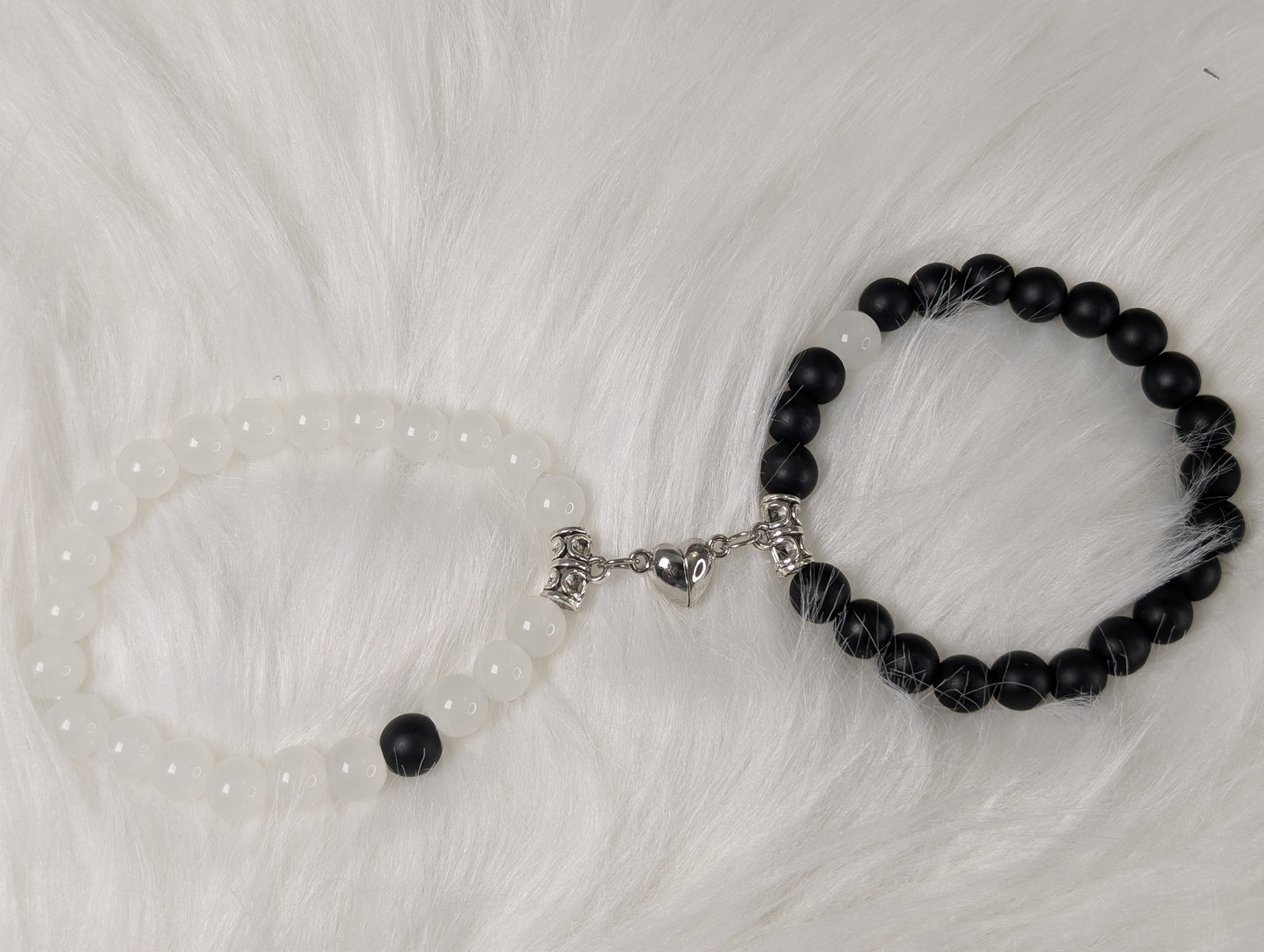 2Pcs Matching Couple Bracelets for Women Men Heart Charm and Glow in the Dark Bead for Boyfriend Girlfriend Mother Daughter Son Farther Siblings Stretch