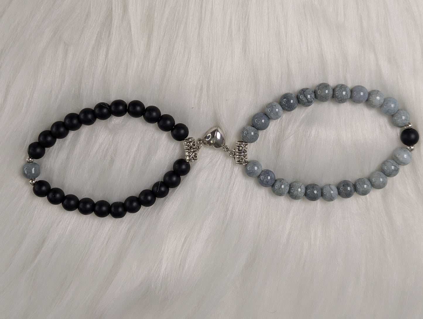 2Pcs Matching Couple Bracelets for Women Men Heart Charm and Glow in the Dark Bead for Boyfriend Girlfriend Mother Daughter Son Farther Siblings Stretch