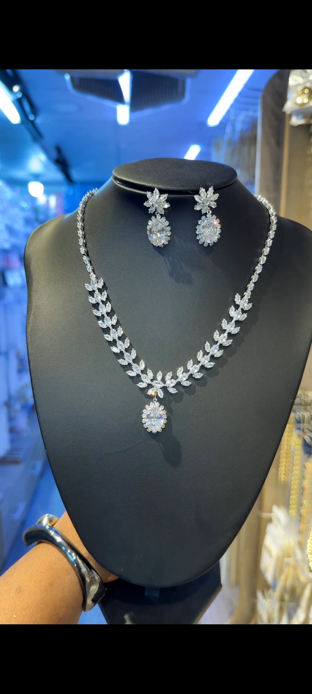 Elegant V-Shape Leaf Jewelry Set - Brilliant Marquise Cubic Zirconia Necklace & Drop Earrings - Silver Tone Bridal / Wedding / Gala Set